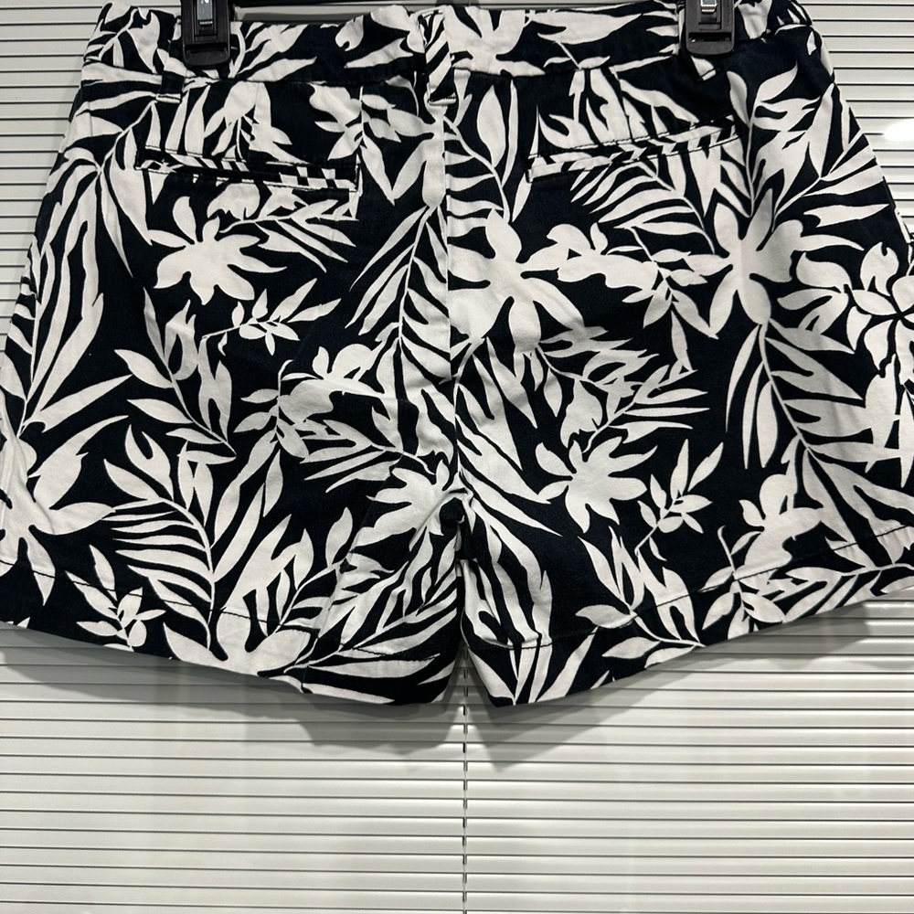Faded Glory Black and White Leaf Print Women's Shorts - Picture 3 of 5